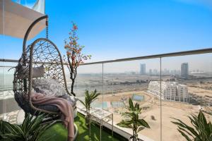 wiszące krzesło na balkonie budynku w obiekcie Modern Studio in Arjan-Dubailand w Dubaju