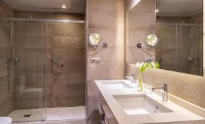 a bathroom with two sinks and a shower at El Avenida Palace in Barcelona