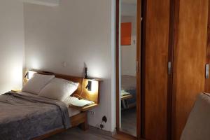 - une chambre avec un lit, un bureau et un miroir dans l'établissement Suite ultra moderne Wi-Fi, à Yaoundé