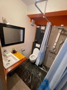 La salle de bains est pourvue d'un lavabo et de toilettes. dans l'établissement Suite ultra moderne Wi-Fi, à Yaoundé