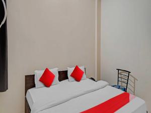 Voodi või voodid majutusasutuse OYO Flagship Hare Rama Hotel toas
