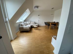 sala de estar con sofá y mesa en Apartment Igelsdorf, en Baiersdorf