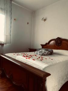 una camera da letto con un letto con rose rosse di Residence Tenuta Gambalonga a Cinto Euganeo