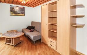 トバーディルにあるStunning Apartment In Tobadill With 1 Bedrooms And Wifiのソファ、テーブル、本棚が備わるお部屋