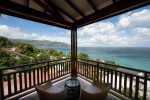 un balcone con sedie e vista sull'oceano di Sunbird Villas a Glacis