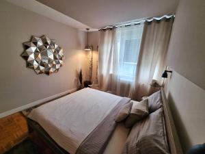 Delux apartment Moj Osijek, SELF CHECK-IN في أوسييك: غرفة نوم بسرير ونافذة