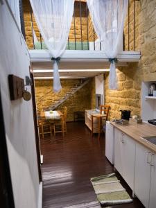 een keuken met witte kasten en een eetkamer bij Anima Templi in Agrigento