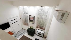 ブダペストにあるPinball Apartmentの白い壁と白いドアの小さな部屋
