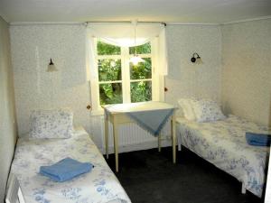 Habitación con 2 camas y ventana en Greby Bed & Breakfast en Räpplinge