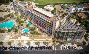 una vista aérea de un complejo con piscina en ALEGRIA Fenix Family, en Roquetas de Mar