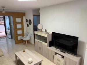 TV a/nebo společenská místnost v ubytování Planta baja en Oropesa Del Mar