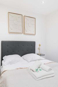 Een bed of bedden in een kamer bij ZZZ - Saint mande - 2P