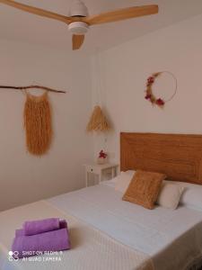 1 dormitorio con 1 cama con cabecero de madera en Ático Juliette, en Palomares