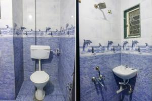 プネにあるFabHotel Gokul Lodgeのバスルーム(トイレ、洗面台付)の写真2枚