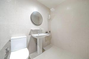 Un baño de DongBaek Hotel Okpo