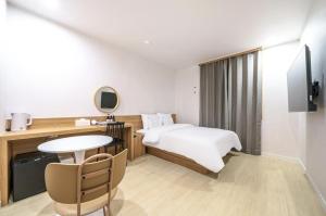 Una cama o camas en una habitación de DongBaek Hotel Okpo