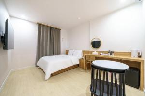 Una cama o camas en una habitación de DongBaek Hotel Okpo