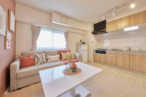 a living room with a couch and a table at It’ ta de MORRIS/RETRO in Osaka