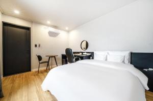 Una cama o camas en una habitación de DongBaek Hotel Okpo
