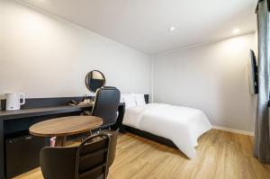 Una cama o camas en una habitación de DongBaek Hotel Okpo