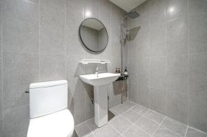 Un baño de DongBaek Hotel Okpo