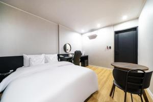 Una cama o camas en una habitación de DongBaek Hotel Okpo