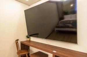 Una televisión o centro de entretenimiento en DongBaek Hotel Okpo