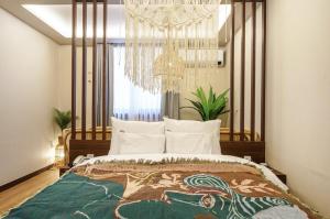 Una cama o camas en una habitación de DongBaek Hotel Okpo