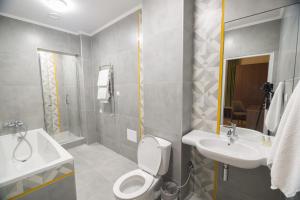 uma casa de banho com um WC e um lavatório em Pivdenniy em Lviv