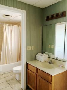 Ett badrum på Hershey Motel