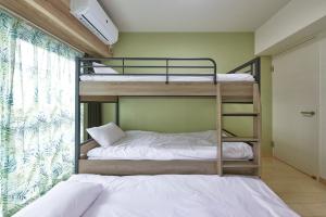 two bunk beds in a room with a window at It’ ta de MORRIS/RETRO in Osaka