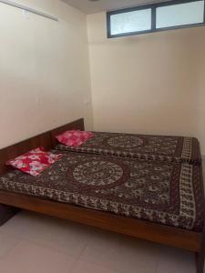 เตียงในห้องที่ Bhardwaj P.G.