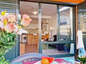 ein Wohnzimmer mit Blick auf ein Wohnzimmer und eine Küche in der Unterkunft Paraiso 2 Bedroom Terrace wifi free in Playa Paraiso