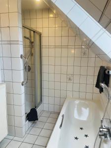 a bathroom with a bath tub with stars on the wall at Ferienwohnung Edental in Burgdorf