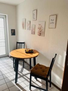 uma mesa e cadeiras numa sala de estar com uma mesa e uma mesa e cadeiras em Ferienwohnung Edental em Burgdorf