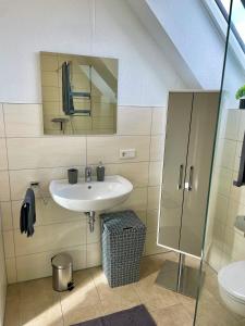 Bathroom sa Ahaus: Stadtoase mit Terrasse & privater Garage