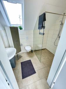 a bathroom with a shower and a toilet at Ahaus: Stadtoase mit Terrasse & privater Garage in Ahaus