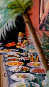 una línea buffet de platos de comida en una mesa en ViparkOtel&Spa, en Alejandreta