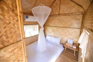 ein Schlafzimmer in einer Jurte mit einem Bett darin in der Unterkunft บ้านไทยไออุ่น @ทุ่งขนอนหลวง in Phra Nakhon Si Ayutthaya
