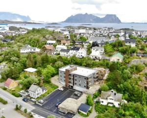 una vista aérea de una pequeña ciudad con casas en Studio Vestermyrveien, Svolvær, en Svolvær