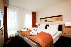 Ein Bett oder Betten in einem Zimmer der Unterkunft ATLANTIC Hotel Kiel