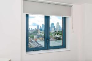 ventana con vistas al perfil urbano en Luxury 2 Bedroom Apartment East London, en Londres