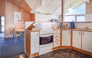 Kuchyň nebo kuchyňský kout v ubytování Holiday Home Laxtonvej Humble