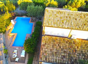 斯塔列蒂的住宿－Residence Cassiodoro，享有带游泳池的别墅的顶部景致