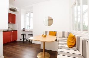 een woonkamer met een tafel en een bank bij Bel appartement, offrant calme et luminosité, proche Côte des Basques in Biarritz