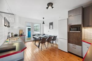 a kitchen with a table and chairs in it at ANDRISS - Serviced Apartments I Workstations I WIFI in Kaiserslautern