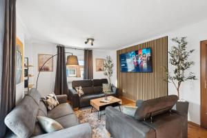 sala de estar con 2 sofás y TV en ANDRISS - Serviced Apartments I Workstations I WIFI en Kaiserslautern