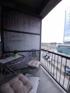 balkon ze stołem i krzesłami oraz widokiem na port w obiekcie Delux apartment Moj Osijek, SELF CHECK-IN w mieście Osijek