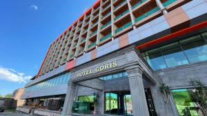 戈里斯Goris Hotel的酒店大楼上贴有酒店费用标志