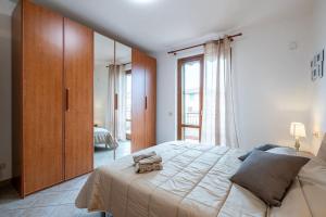 um quarto com uma cama grande e um armário de madeira em casa serena a Carmignano (Seano) vicino a Firenze em Seano